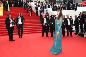 Frederique-Bel-sexy-dans-sa-robe-transaprente-pour-la-montee-des-marches-du-film-La-Tete-Haute-a-Cannes-le-13-mai-2015_exact1024x768_l