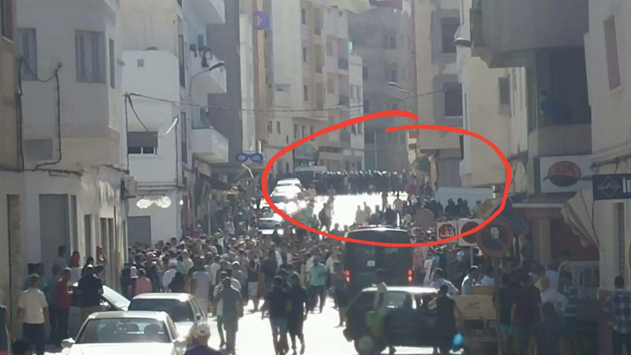 صور. إصابات وإغماءات في مواجهات بين المتظاهرين والأمن والغازات المسيلة للدموع تكسو سماء الحسيمة
