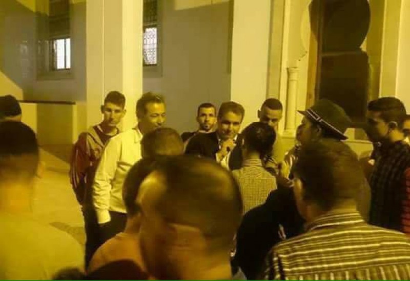 الأسبوع : الملك اتصل مباشرةً بأخنوش وهو محاط بمحتجين في الحسيمة و أمر بعد ذلك بسحب قوات الأمن من الشوارع