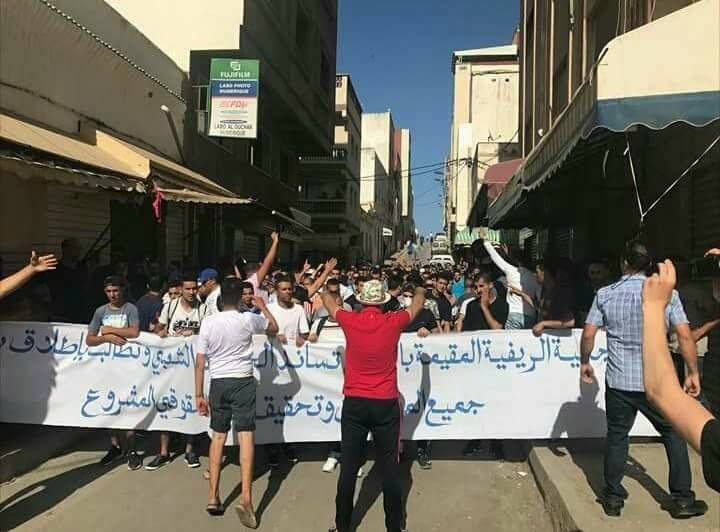 أفراد الجالية ينزلون للشارع بالحسيمة للإحتجاج وسيارات الإسعاف تنقل محتجين اختنقوا بالغاز المسيل للدموع