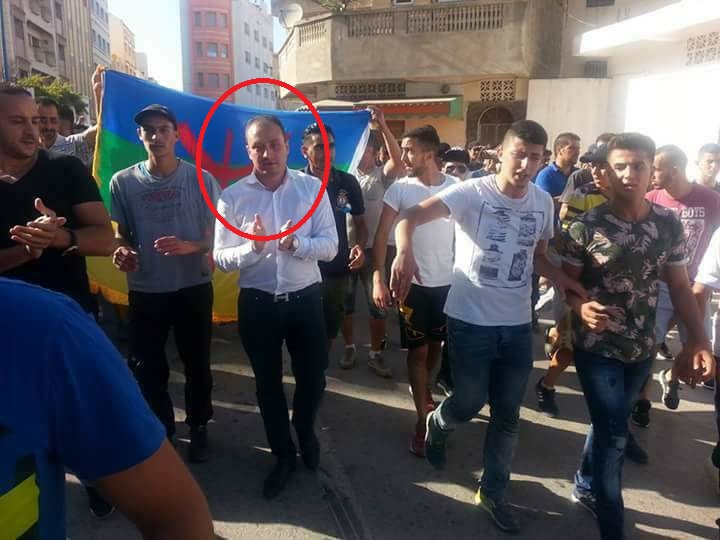 المقرب من الرئيس الفرنسي ‘موسى واعروص’ يشارك في مسيرة الحسيمة