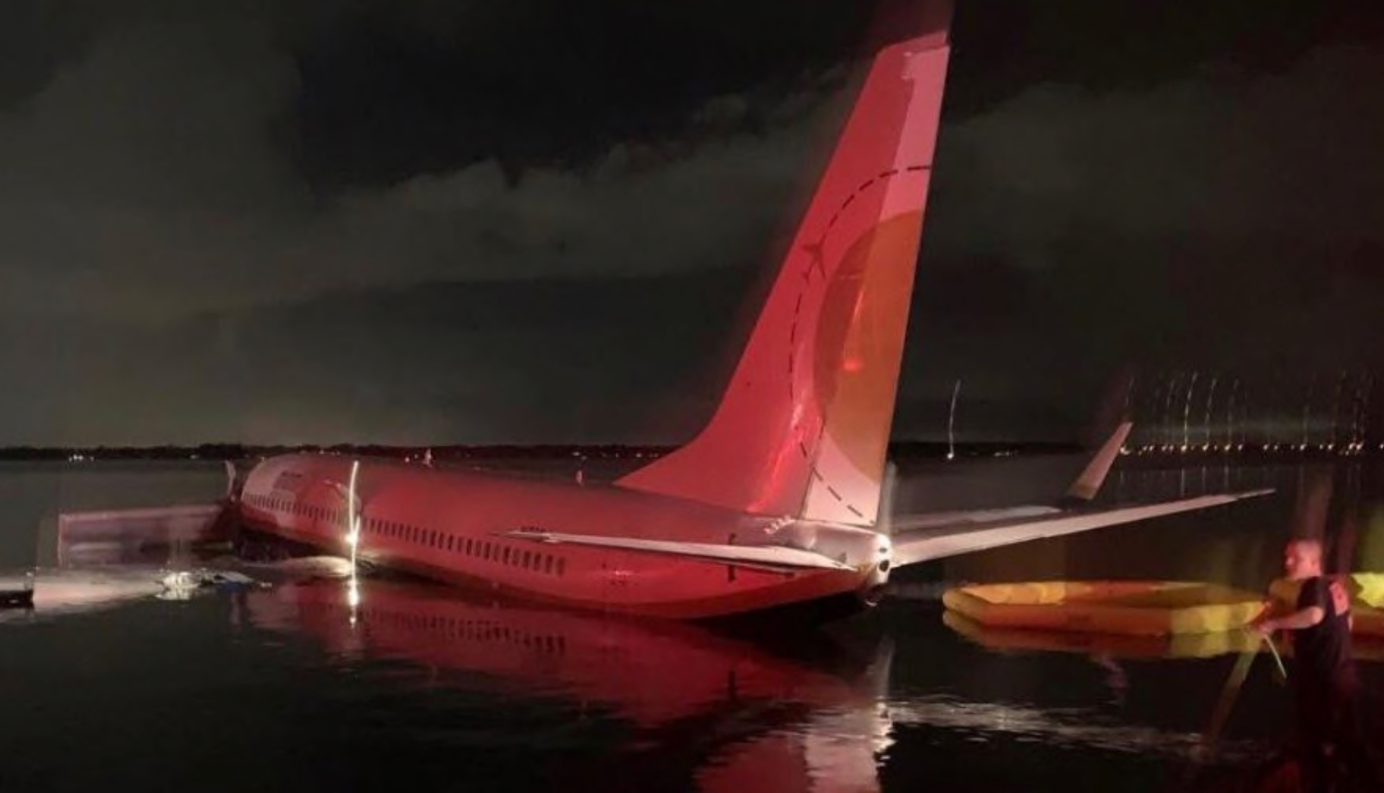 Самолет падает в воду. Боинг 737 в реке физюлчж. Гудзон река самолёт Боинг.