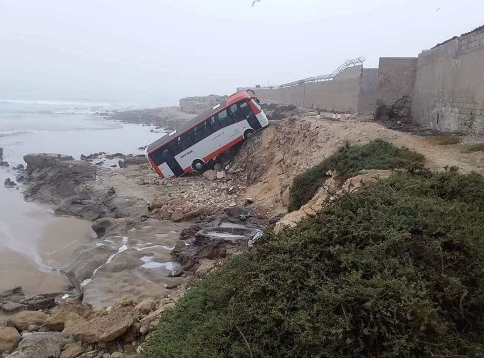 صور وفيديو/ انقلاب حافلة لنقل العمال في بحر أكادير كاد يعيد “فاجعة أنزا” !